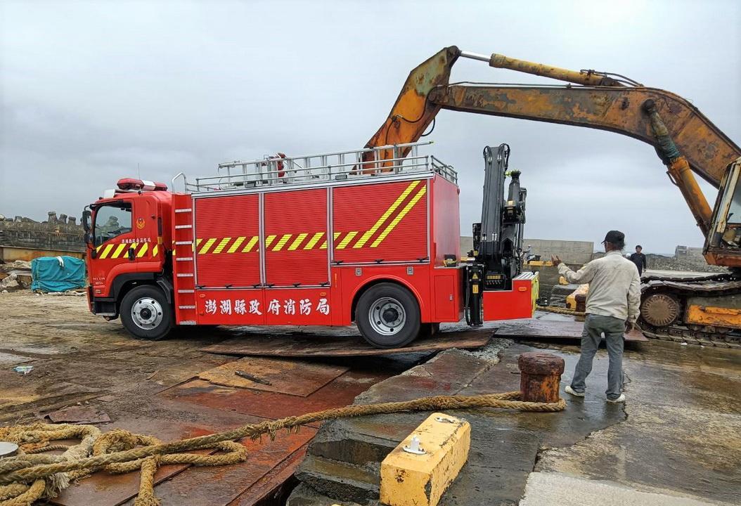 克服海上運送困難新式水箱消防車運抵七美分隊 蕃新聞 克服海上運送困難新式水箱消防車運抵七美分隊 蕃新聞