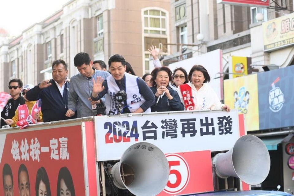 蔣萬安抵嘉輔選掀「萬安旋風」力挺張秀華掃街拜票