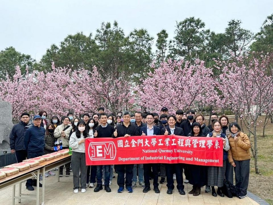 金大校園櫻花盛開  工管系師生與日本學者野餐交流