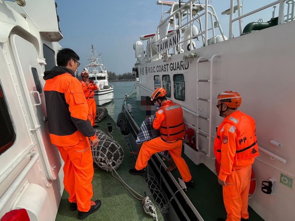 漁船作業不慎擱淺翻覆  布袋海巡馳援人員全數平安救回