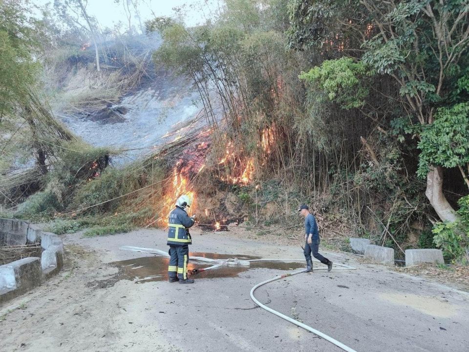 苗栗公墓內草地突竄大火　警消馳援搶救發現疑似焦黑人體