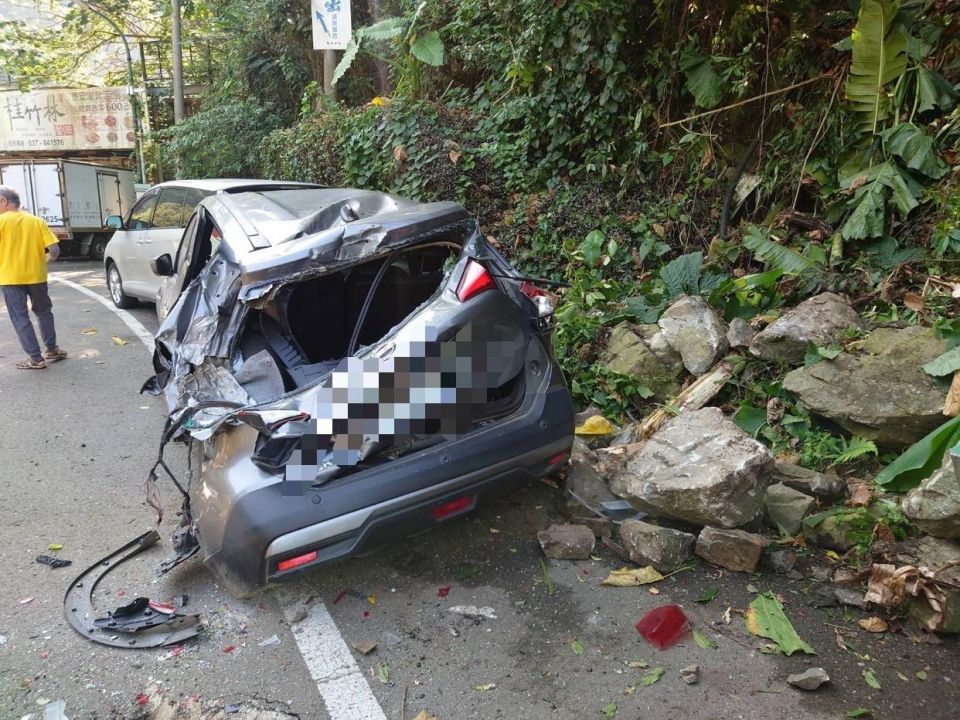 地震釀災！苗62線泰安路段落石砸中路旁車輛