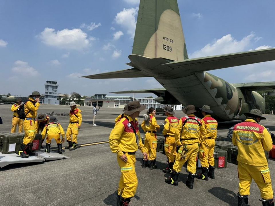 屏東縣消防局特搜大隊 屏北機場搭機支援花蓮地震救災