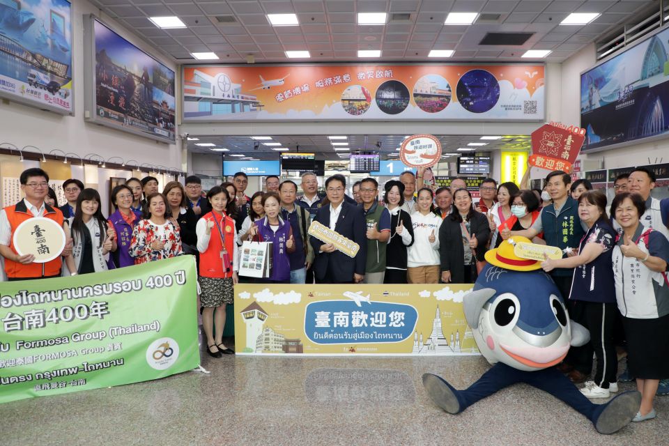 台南機場喜迎泰國包機首航　188位旅客歡喜遊台南