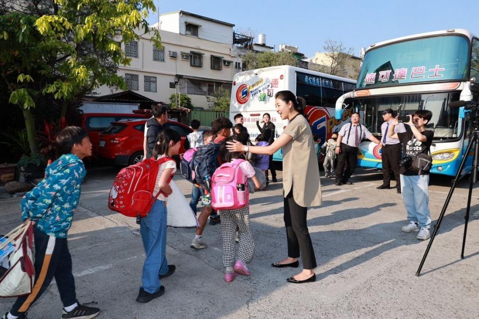 接送西寶國小師生回家 許淑華派車助撤離並設宴慰問