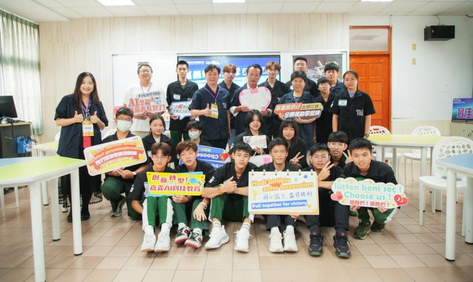 嘉義縣竹崎高中代表隊  土耳其FRC機器人競賽締造佳績