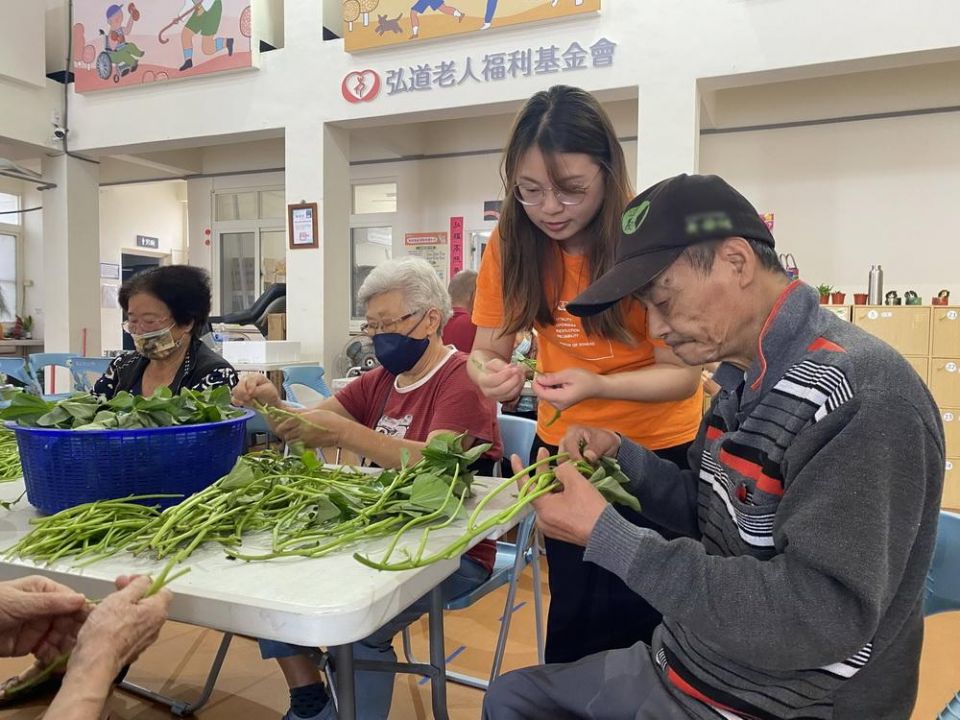 弘道「兩代老照顧支持計畫」助長者在「嘉」安老陪伴95歲媽