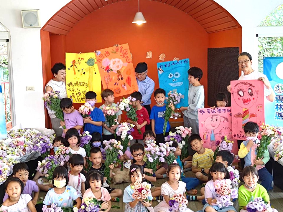 幼兒園跳蚤市場5月送愛　雲林家扶洋桔梗花祝母親節快樂