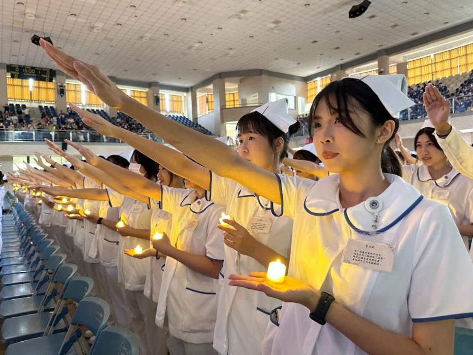 輔英科大護理系 近五百名準白衣天使加冠導光