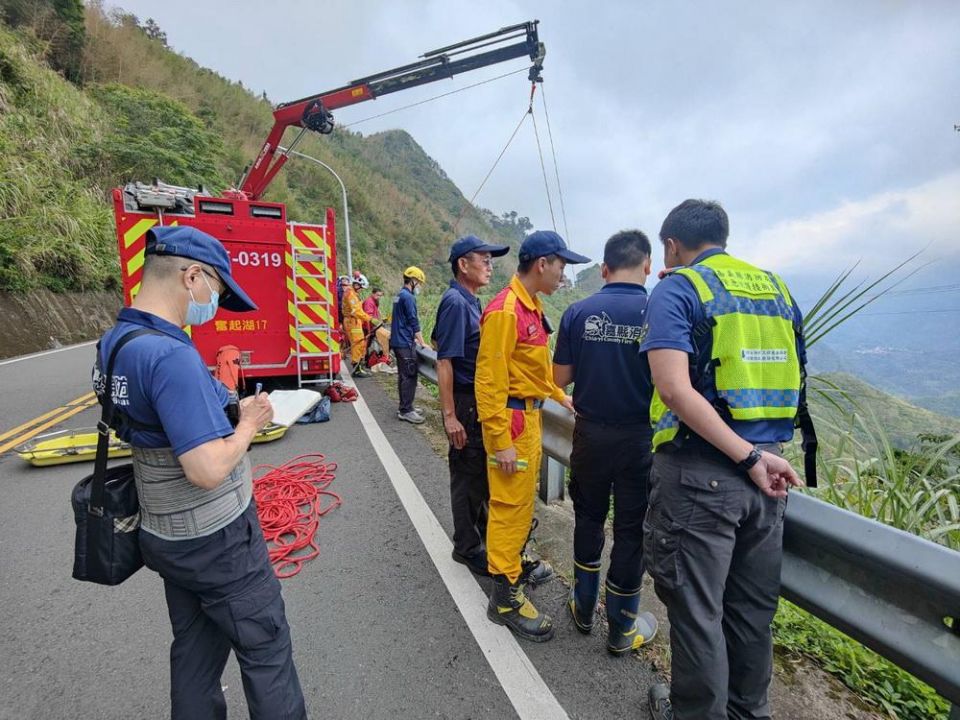 台18線68.7k附近疑似有民眾跌落約300米山谷 嘉縣消防隊員搜索中