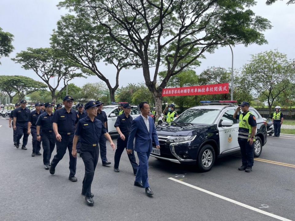 嘉義縣新購警車報到  縣長翁章梁授車校閱