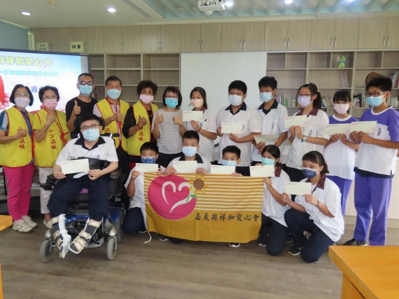 嘉縣祥和愛心會關懷弱勢學子頒贈獎助學金