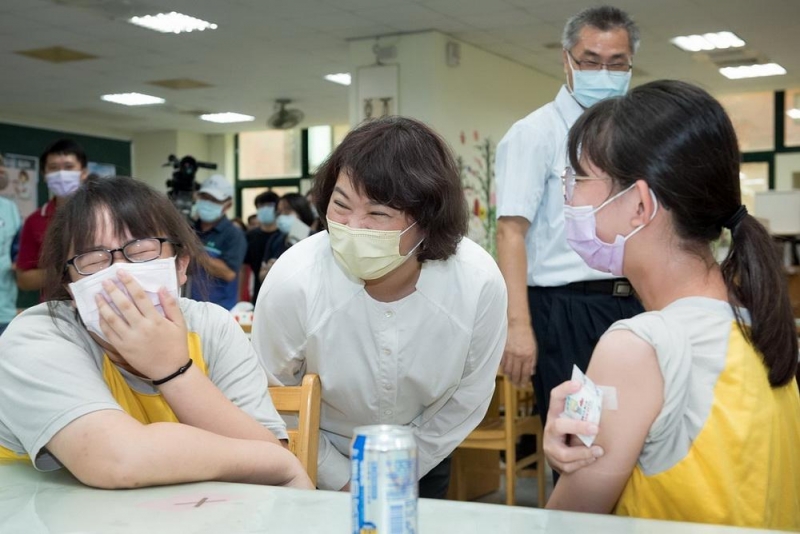 嘉義市長黃敏惠關心學生施打BNT疫苗情形