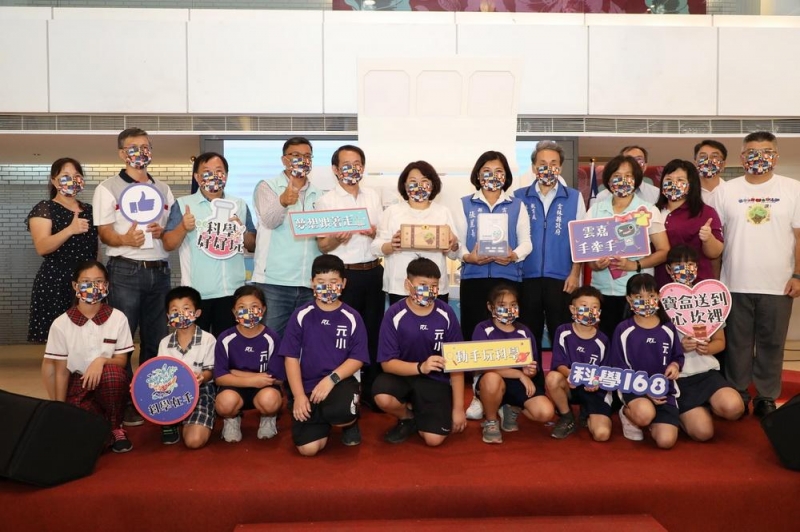 嘉市贈科學寶盒助推動科普教育 雲縣回贈品德教育教材致謝