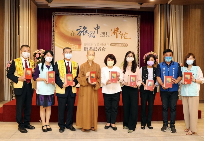 嘉巿旅宿業獲贈《獻給旅行者365日》與旅行來結緣