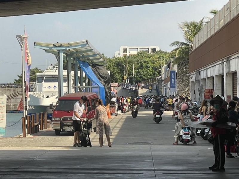 小琉球遊客陸續返程 警白沙碼頭加強交通疏導