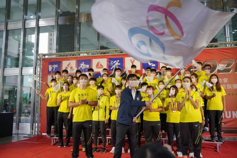 全運會高市代表隊授旗 陳其邁勉勵選手在比賽中大放異彩