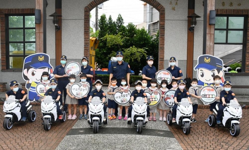 嘉縣警踩街宣導路口安全 大小重機齊出動 交安小騎士好吸睛
