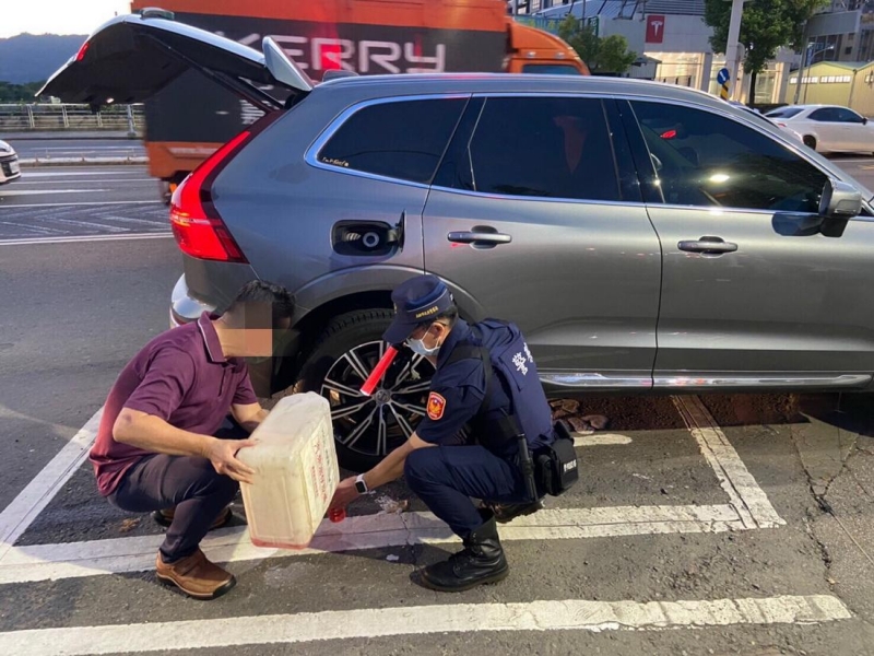 最遙遠的50米百萬名車顧路 幸遇婦幼警解
