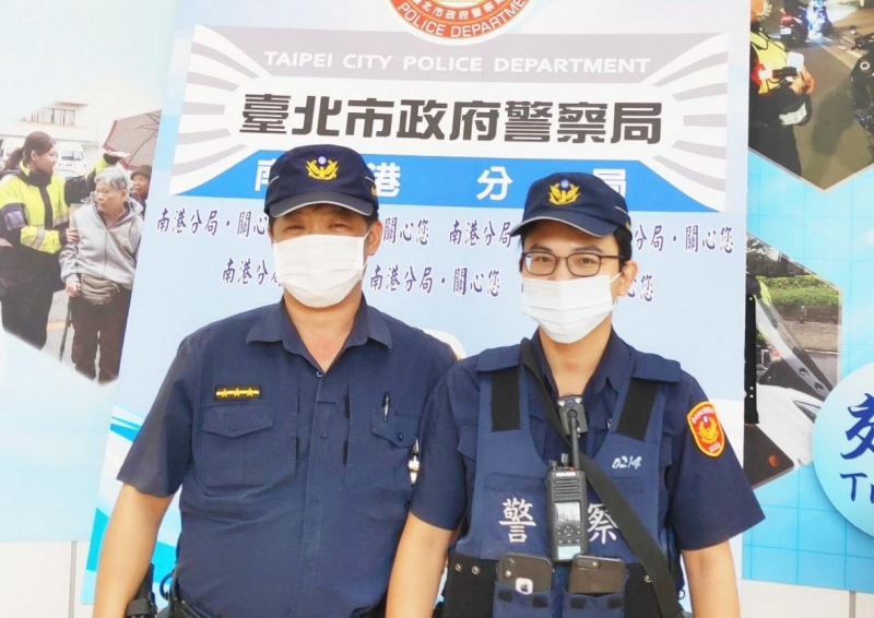 失智老婦路口徘徊 暖警助其返家