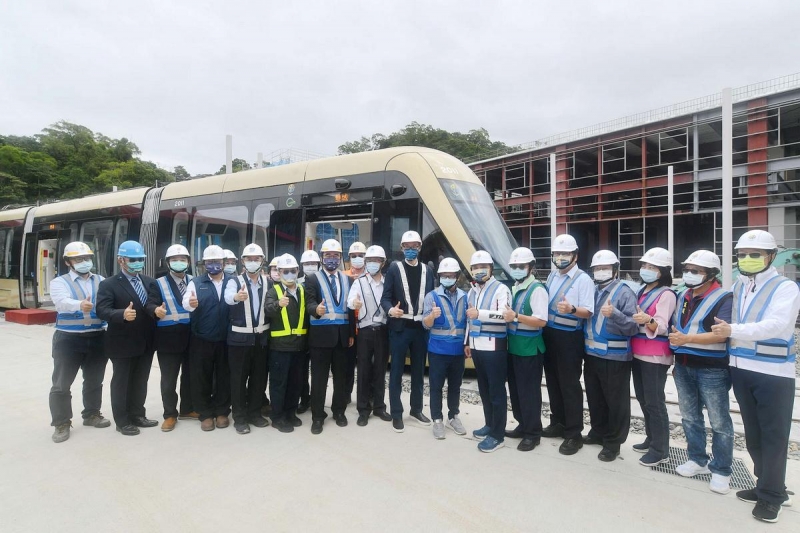 新北市安坑輕軌首列車登「廠」 侯友宜拚2022年底通車