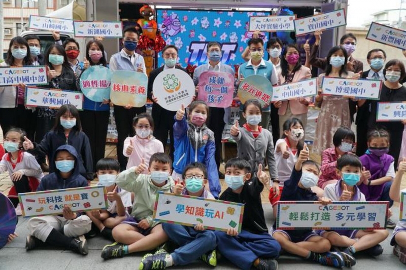 推動資訊科技教育 祥儀基金會再捐新竹縣自走車教具