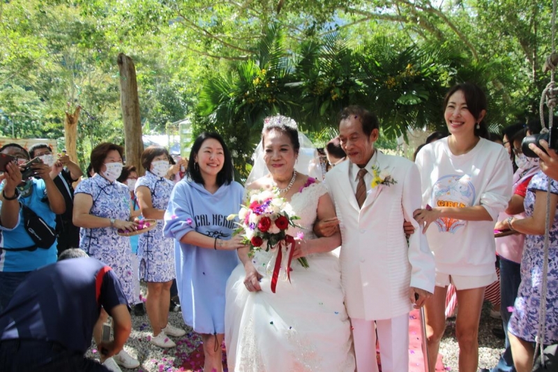 永婕同熙蘭馨築愛 臺東高阿嬤圓夢婚禮