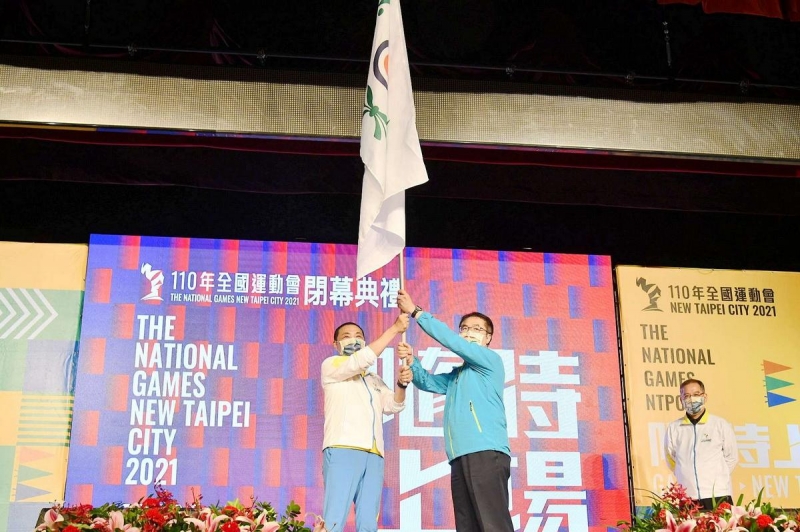 全國運動會閉幕 侯友宜交接會旗給黃偉哲