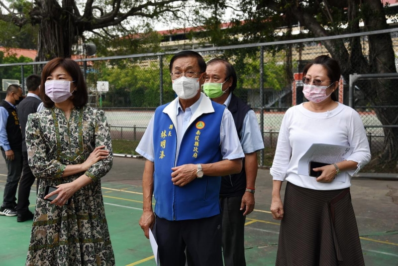 南投縣草屯國中籌設撐竿跳場 林明溱縣長到校會勘