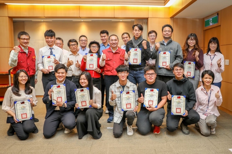 新北市長侯友宜表揚農業領域公共服務貢獻大學生  贈公共服務行動包勉勵學生