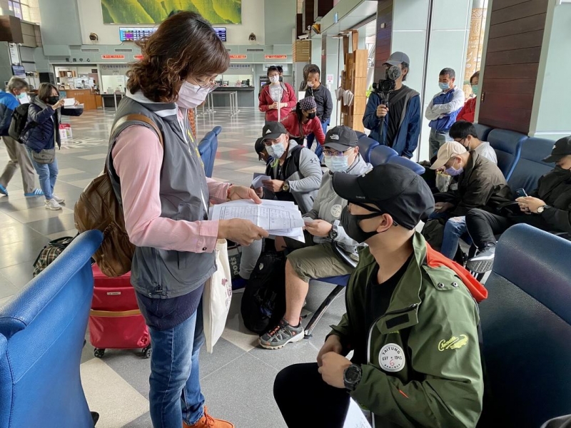 臺東縣府歡送海陸及陸軍役男入營報到