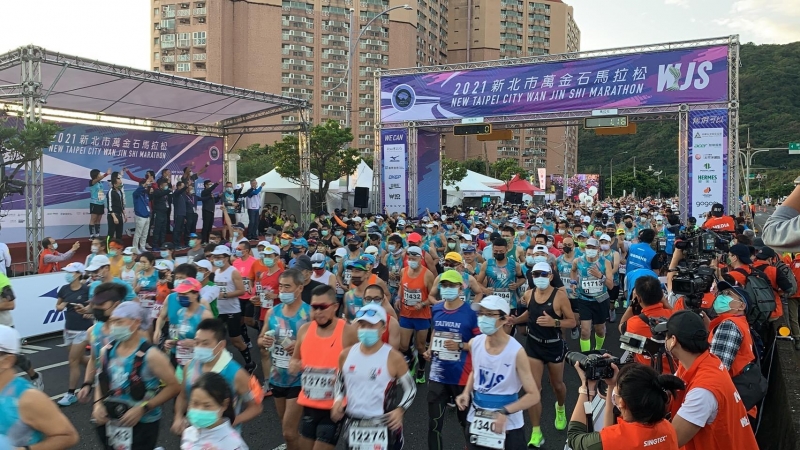 萬金石馬拉松在萬里區翡翠灣鳴槍起跑  新北警方陸空維安高規格