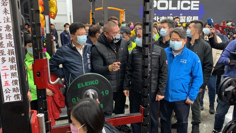 「館長」陳之漢捐贈警健身器材給新北警  全國第一座「體訓中心」成立  侯友宜出席捐贈儀式