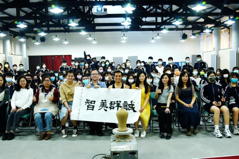 國際陶藝大師李仁燿應大明高中邀請演講 實作示範陶藝傳授學子