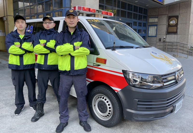 消防弟兄化身溫柔產婆搶救臍帶繞頸兒 巧遇十萬分之一「全羊膜生產」