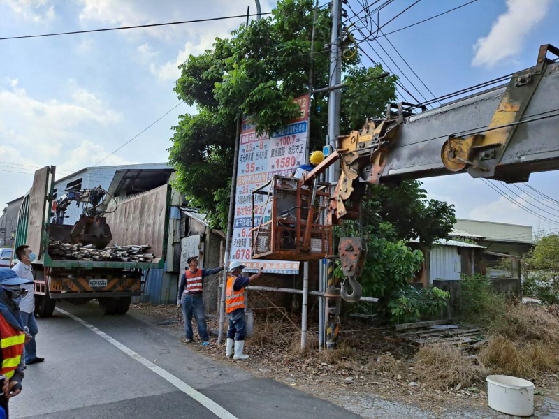 南市府加強拆除占用道路違規廣告 維護道路及用路人安全