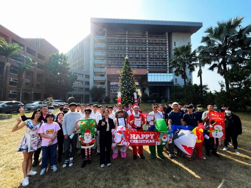 吳鳳科大校園溫馨聖誕月 校長扮裝攜手師生暖冬祈福
