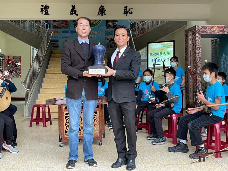 李仁燿國際大師捐贈陶藝精品「青藍」小口瓶給公館國小