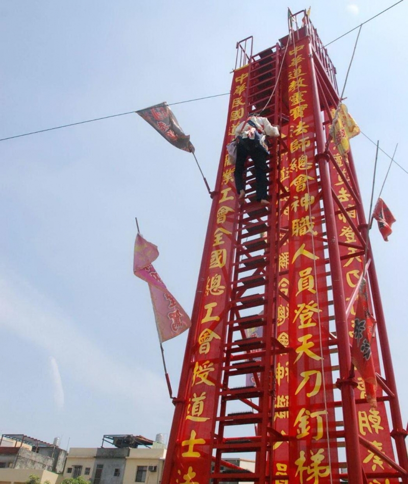 妙善聖堂住持宋祥霖通過108階刀梯 晉升正式法師