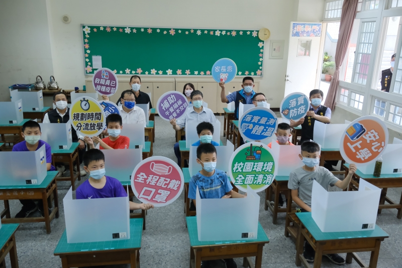 竹縣校園恢復午餐隔板  賣場市場禁試吃、邊走邊吃