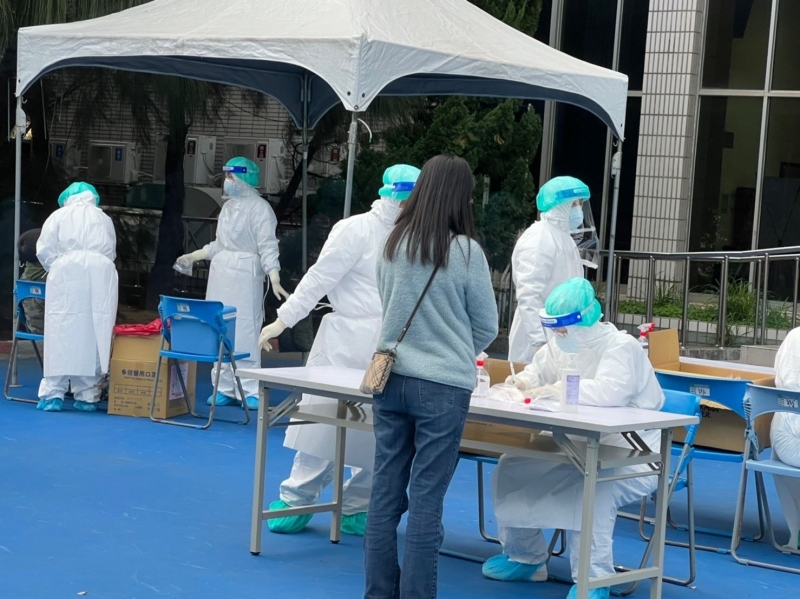 竹縣某科大師生西堤用餐確診 篩檢站進駐校園