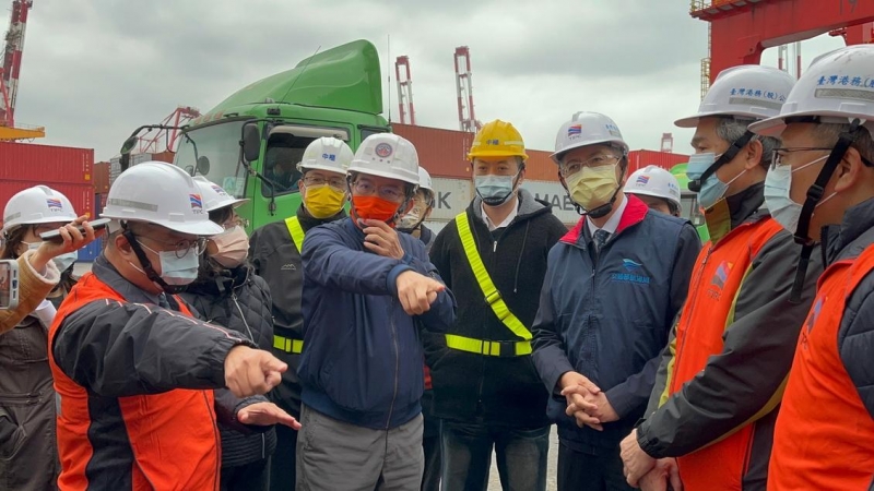 交通部長王國材視察基隆港防疫措施及清消作業