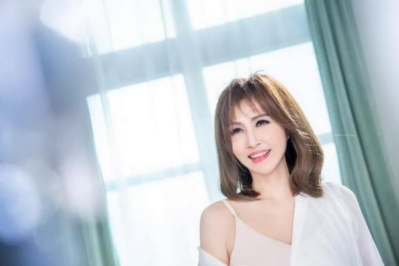 48歲楊惠絜台語歌壇美魔女辣露事業線