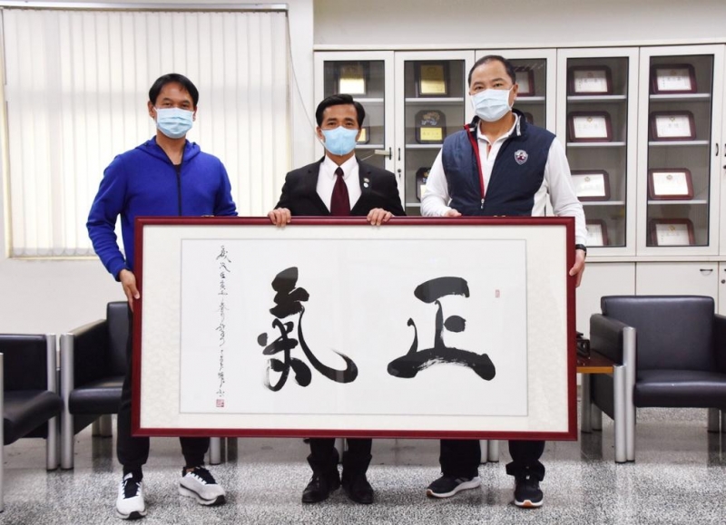 國際陶藝大師李仁燿揮毫贈墨寶「正氣」予三重警分局