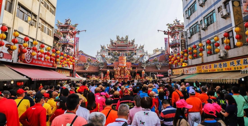 大甲媽祝壽大典 信眾朝聖三跪九叩 場面壯觀隆重	