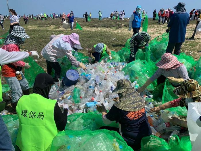 澎湖縣舉辦春季淨灘活動 吸引上千名鄉親學子參加