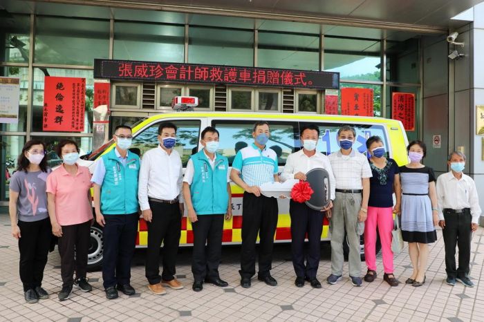嘉義子弟張威珍會計師回饋鄉里 捐贈嘉縣消防局第四台救護車