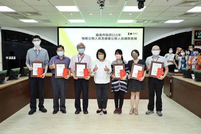 黃敏惠市長表揚111 年模範公務人員與績優公務人員