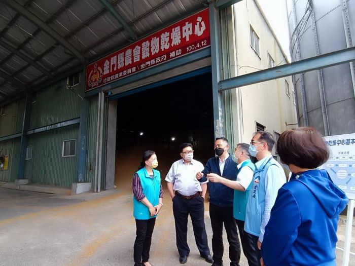 金門小麥大豐收 縣長楊鎮浯關心冬季小麥收成情形