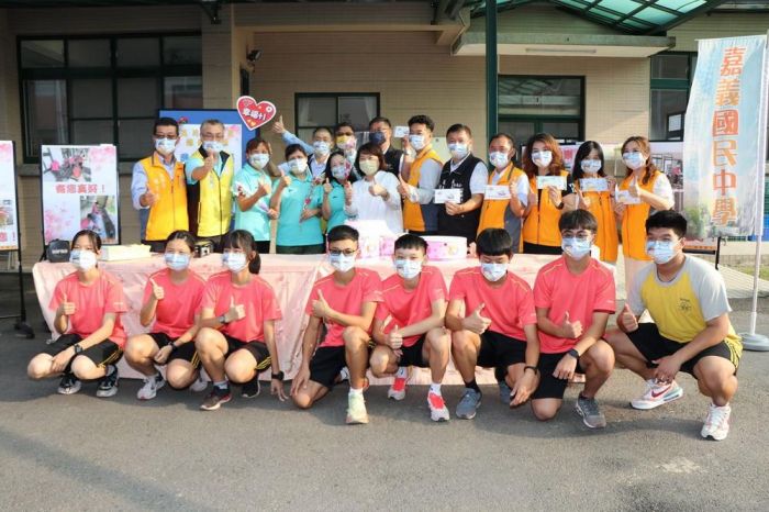 「五月溫馨月 感謝廚媽」黃敏惠致贈蛋糕感謝校廚